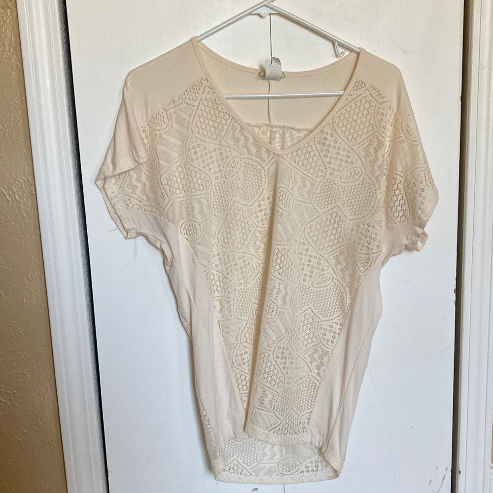 Toska Cream V-neck short sleeve shirt. Women’s small